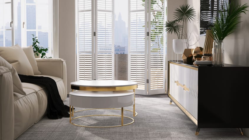 Salon dans un luxueux appartement urbain, avec un canapé beige moelleux, une table et une commode soulignées de métal doré, et des portes pliantes ornées de stores vénitiens blancs