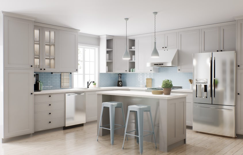 Cuisine spacieuse et lumineuse blanche aménagée en L, avec dosseret en carrelage bleu pâle, réfrigérateur en acier inoxydable, îlot et tabourets en acier