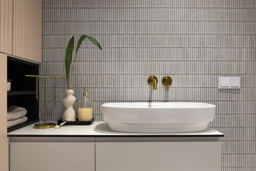 Salle de bain avec petits carreaux de céramique bleus
