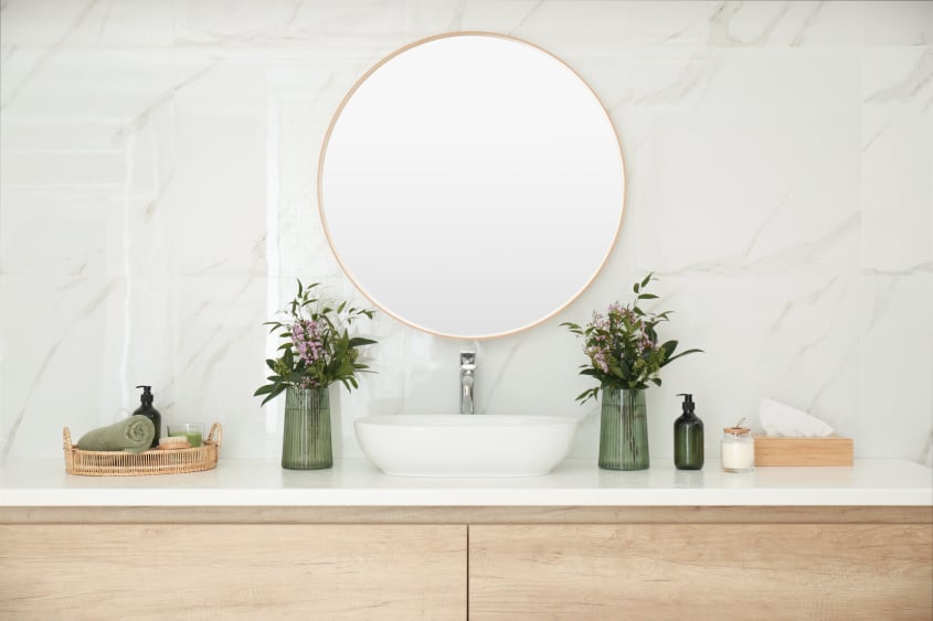 Intérieur de salle de bain moderne avec dosseret en marbre