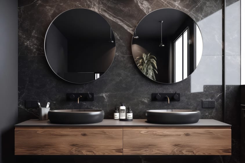 Salle de bains avec mur en marbre foncé