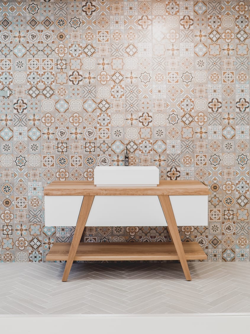 Mur de salle de bains en carreaux de ciment dans les tons orangés