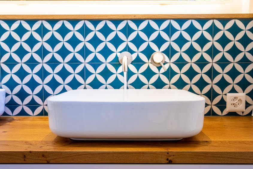 Dosseret de salle de bains avec des carreaux de ciment bleus et blancs