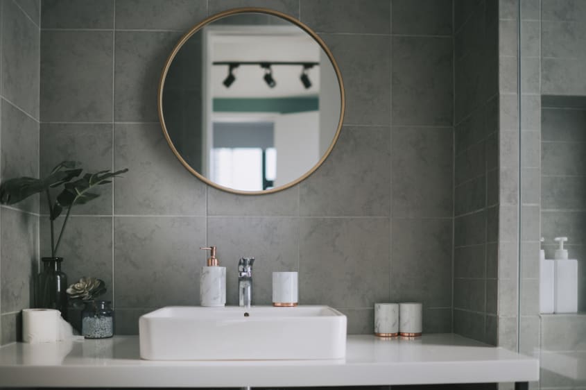 Salle de bain avec des carreaux de grès gris