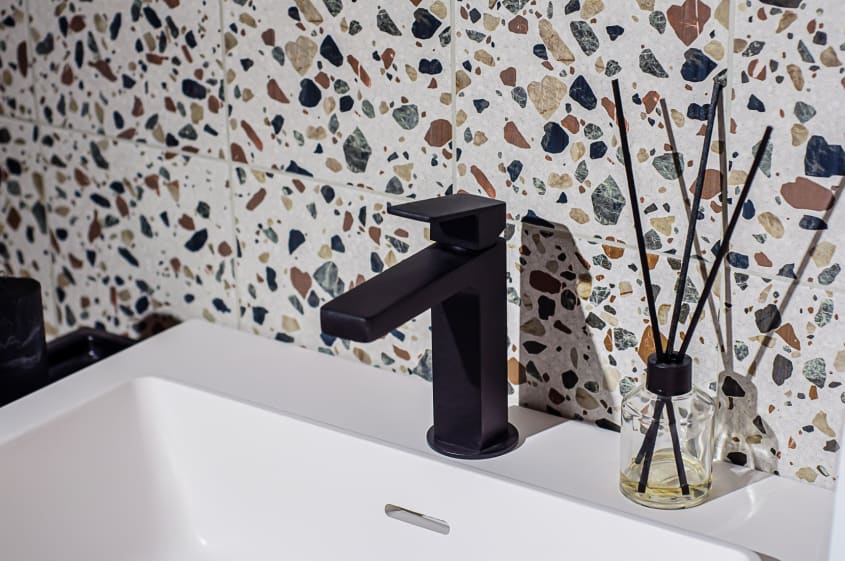 Salle de bains avec carrelage en terrazzo