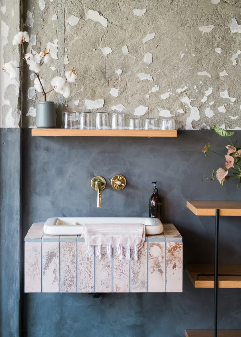 Salle de bain avec mur en terre cuite bleue