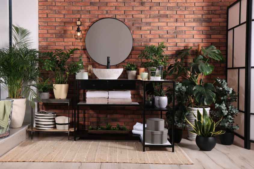 Intérieur de salle de bain élégant avec mur de briques
