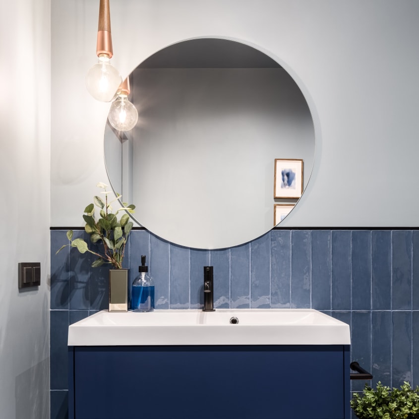 Salle de bains aménagée avec des carreaux de faïence bleus