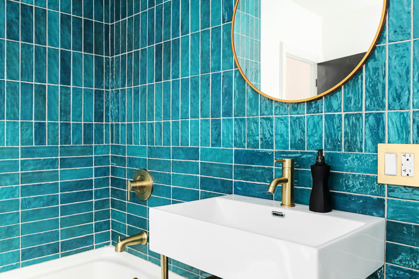 Salle de bains avec des carreaux bleus et verts