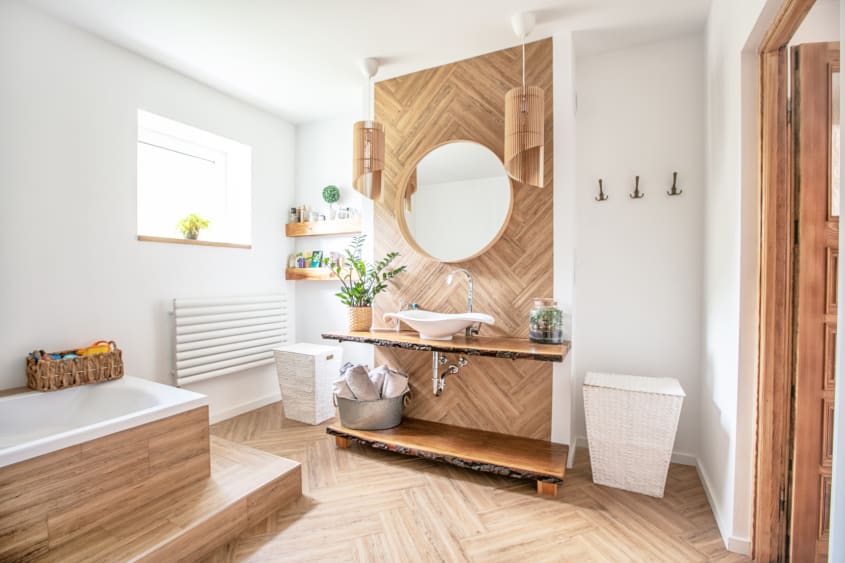 Intérieur de salle de bains en lambris