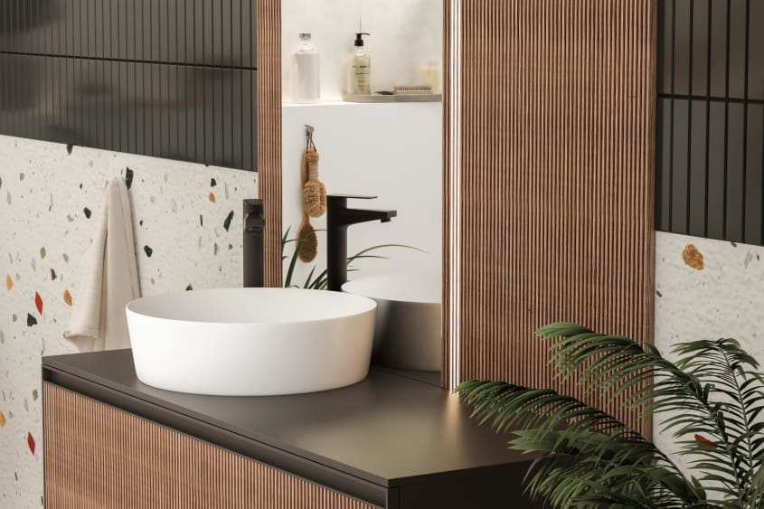 Salle de bains avec dosseret en bois