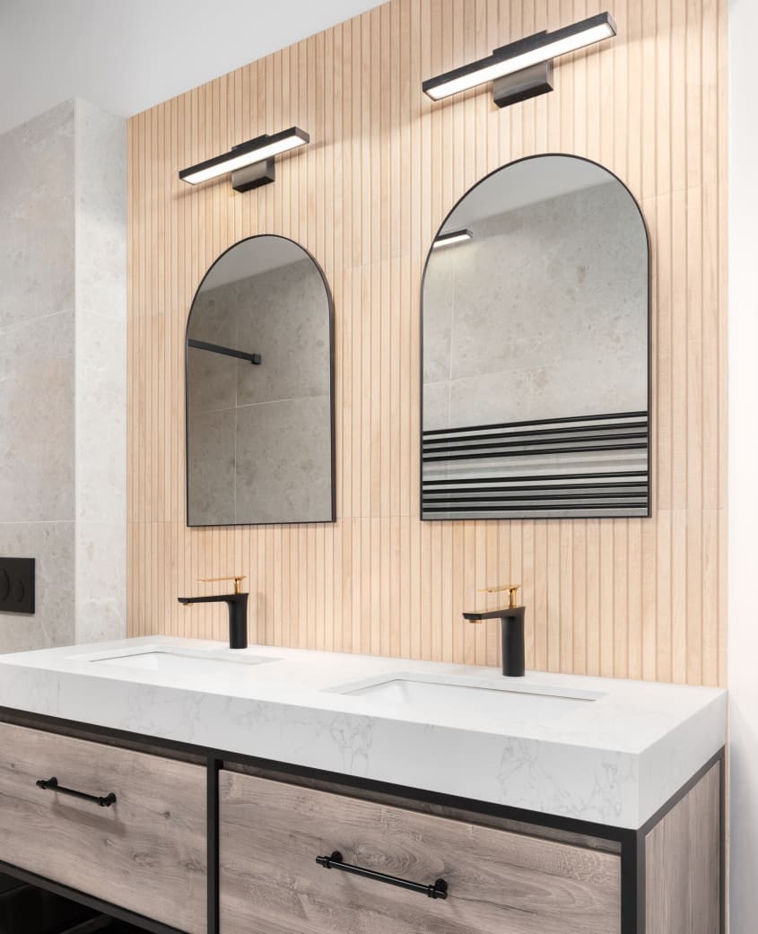 Salle de bains moderne avec panneaux muraux en lattes de chêne blanc