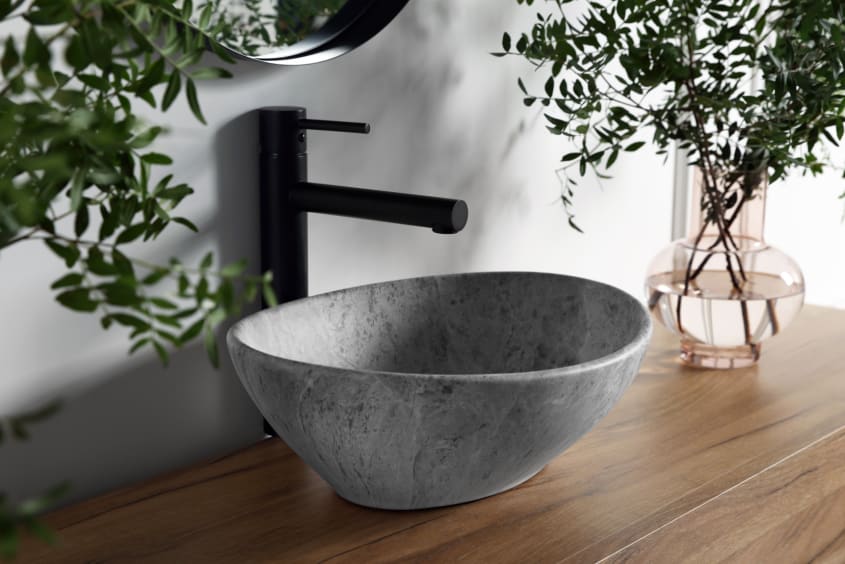 Salle de bain avec un mur de peinture grise