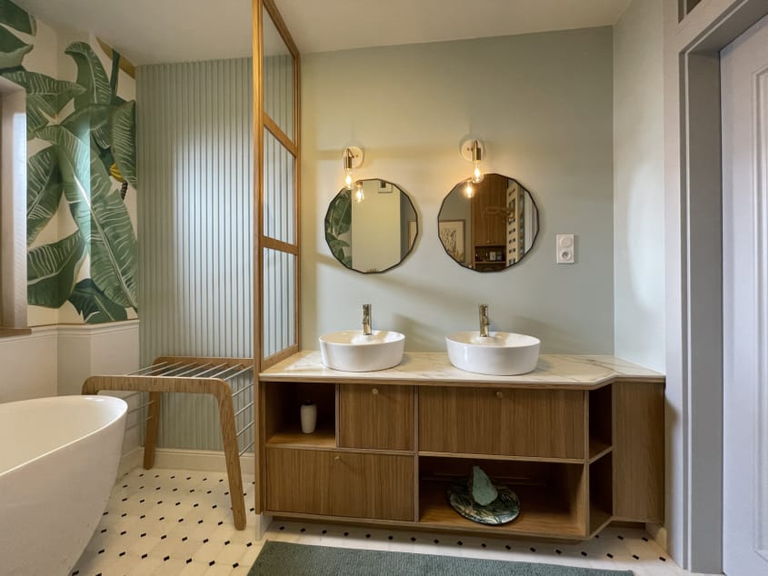 Salle de bains avec un mur peint en bleu turquoise