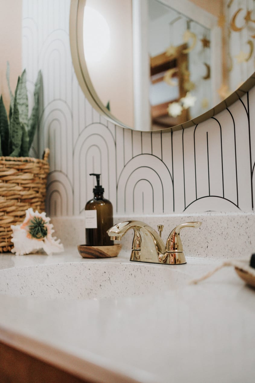 Salle de bain avec un papier peint aux formes géométriques