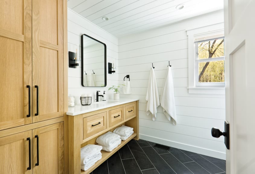 Salle de bain moderne contemporaine avec panneau stratifié blanc