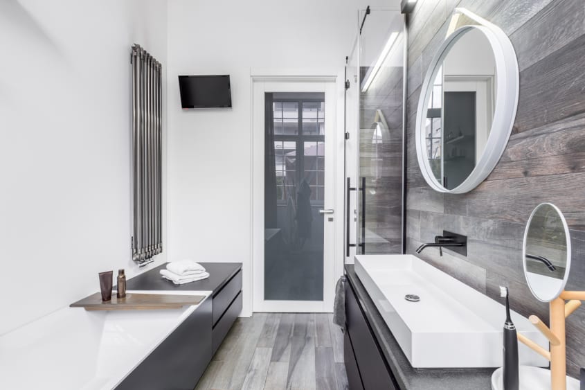 Salle de bain moderne avec stratifié en bois