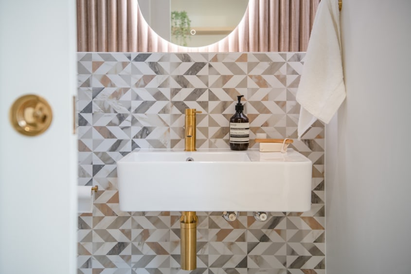 Salle de bain avec carrelage mural géométrique à décoller