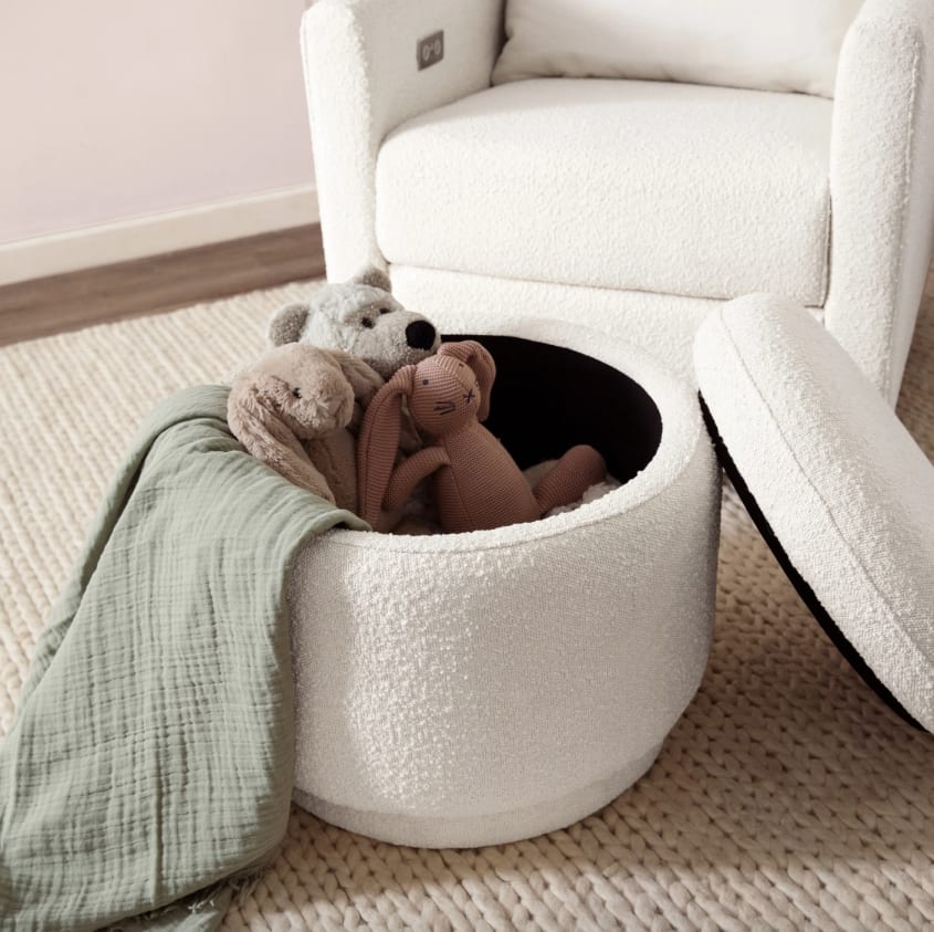 Fauteuil et pouf avec espace de rangement qui contient des peluches et une serviette