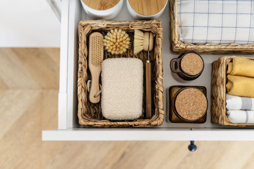 Tiroir ouvert, produits écologiques rangés dans des paniers rectangulaires tressés