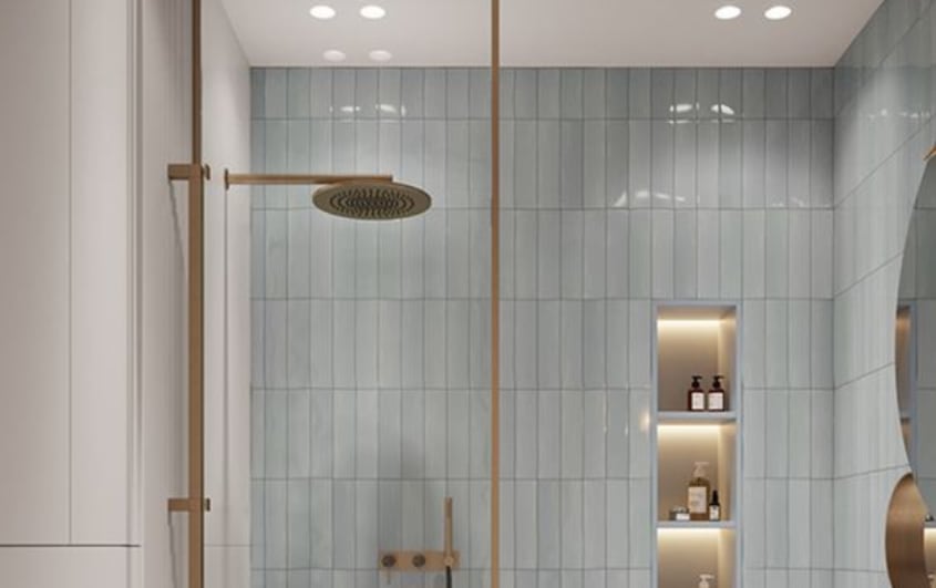 Douche à l'italienne avec dosseret bleu, alcôve dorée et lampes à poser froides