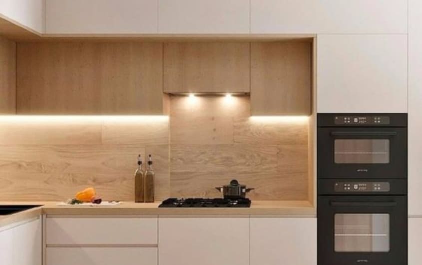 Cuisine minimaliste avec une cabine blanche et un dosseret en chêne blanc