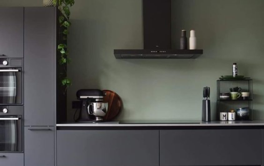 Cuisine noire avec peinture vert sauge comme dosseret