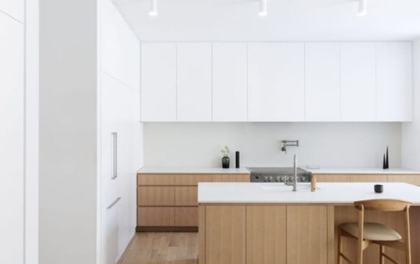 Cuisine minimaliste avec armoires bicolores et peinture blanche