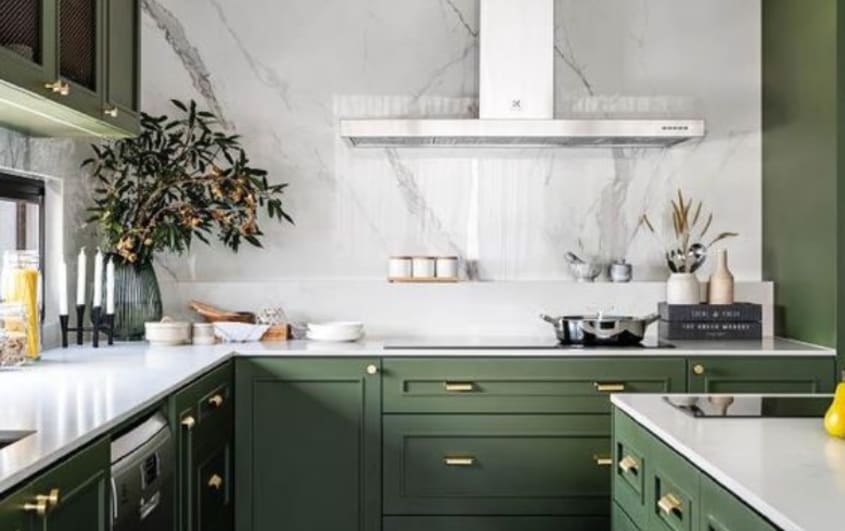 cuisine vert foncé blanc dosseret en résine blanche qui ressemble à du marbre