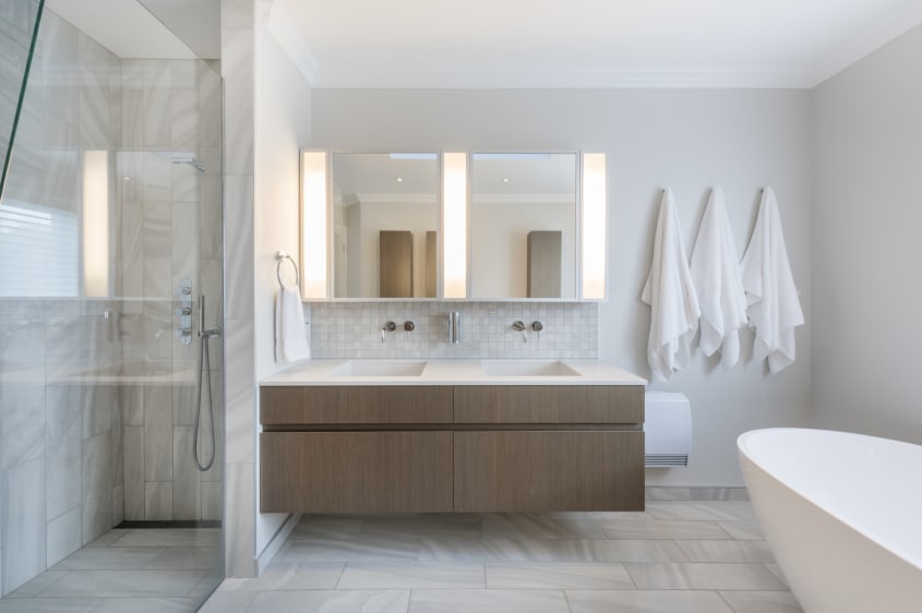 rénovation d'une salle de bain moderner avec deux lavabos encastré, comptoir en quartz, bain autoportant et douche vitrée