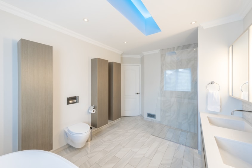 salle de bain moderne avec douche vitrée en céramique