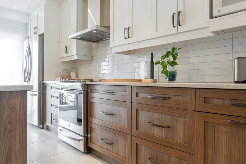 vue grand plan armoires bois dans cuisine moderne