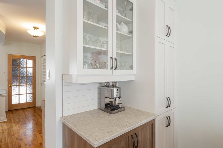 coin café dans cuisine moderne avec armoire vitrée