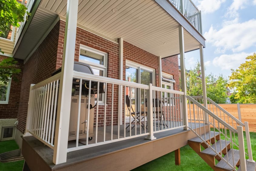 agrandissement d'un duplex - vue arrière sur balcon et mur en brique rouge