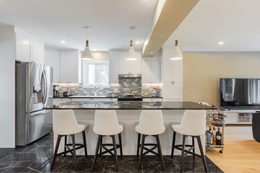 rénovation de cuisine contemporaine avec armoires blanches, comptoir et céramique au sol noir