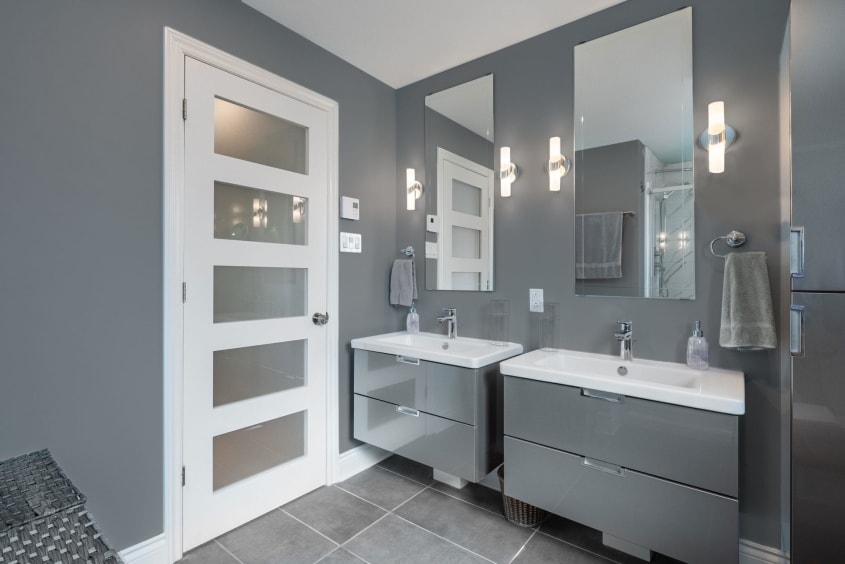 rénovation d'une salle de bain moderne grise avec 2 vanités suspendues