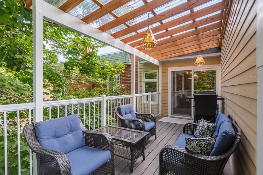 balcon couvert aménagé avec fauteuils et petite table