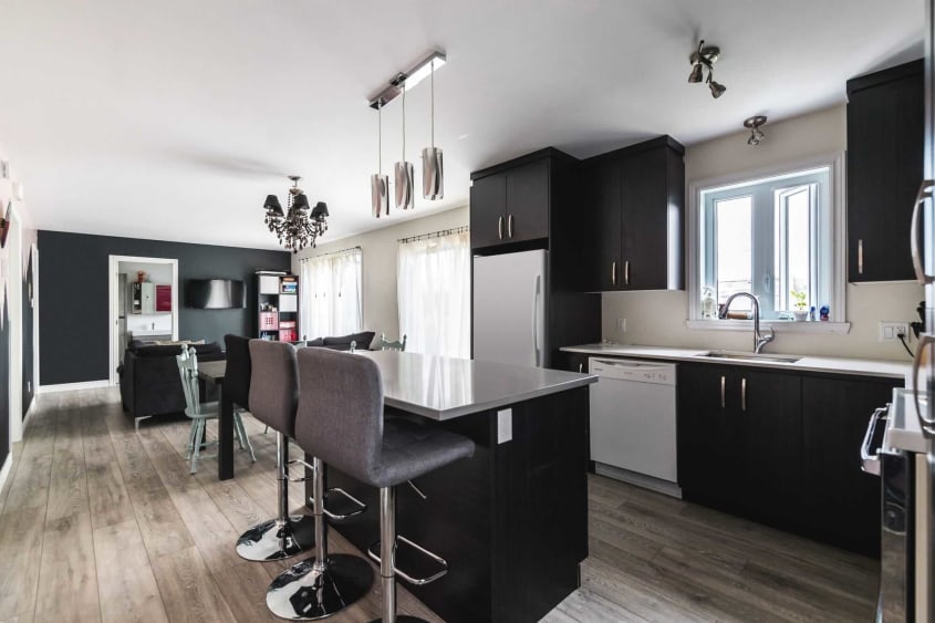 Aménagement d'une cuisine en mélamine brune avec comptoir en quartz suite à un ajout d'étage