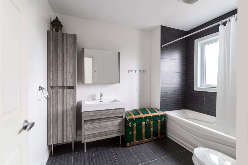 Salle de bain contemporaine dans les tintes de gris avec bain-douche