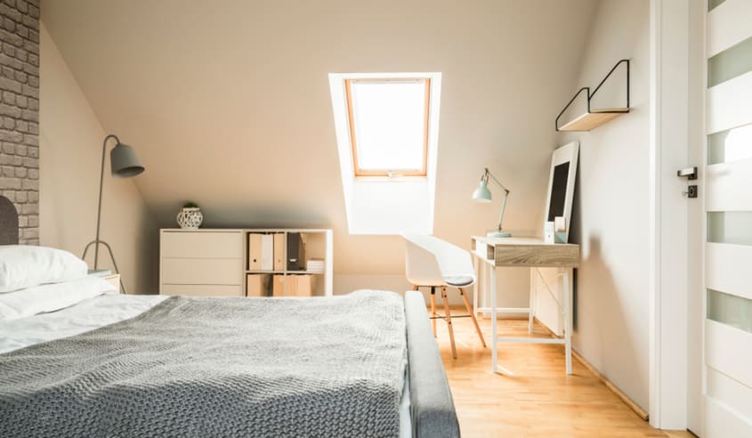 aménagement de grenier en chambre dans les tons de beige avec plancher en bois franc
