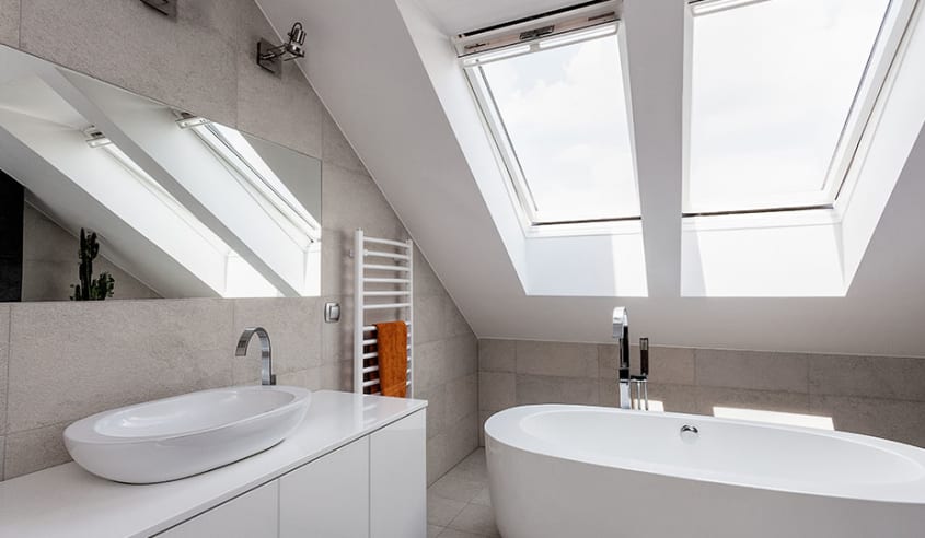salle-de-bain-moderne-avec-fenetre-dans-grenier