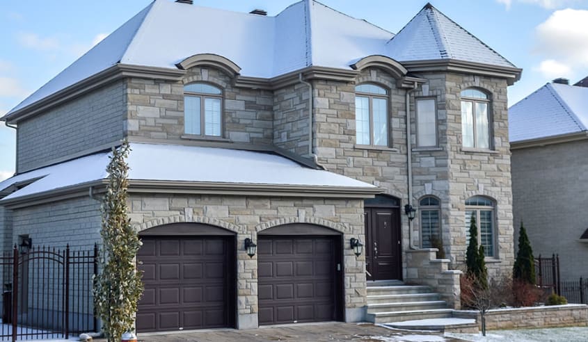 maison en pierre avec garage double
