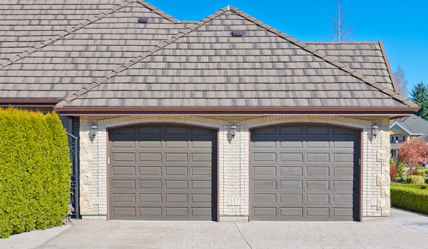 garage double avec porte grise foncée