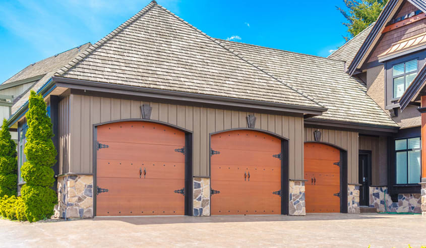 luxueux garage triple avec porte en bois