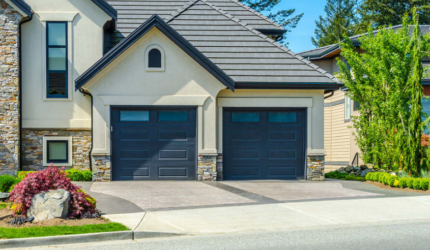 garage double avec portes noires