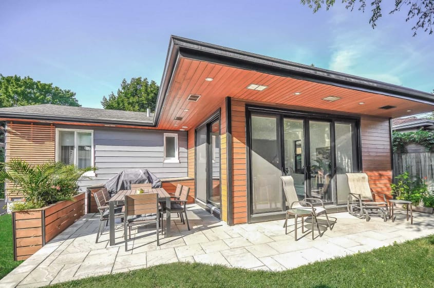 rallonge exterieure d'un bungalow avec terrasse en pavé