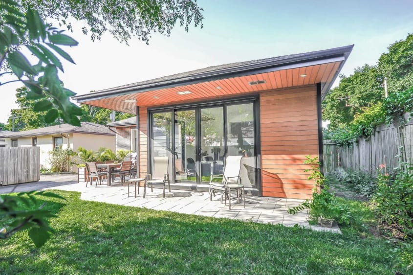 extension maison avec extérieur en bois et grande porte patio