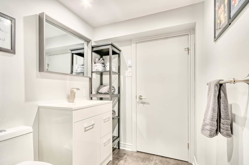 vanité blanche dans une salle-de-bain au sous-sol rénovée