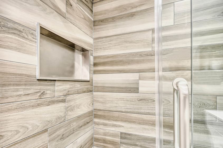 alcove dans une douche en céramique avec porte en verre