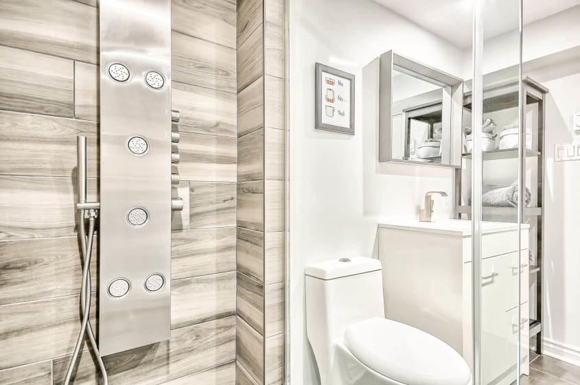 salle de bain moderne au sous-sol